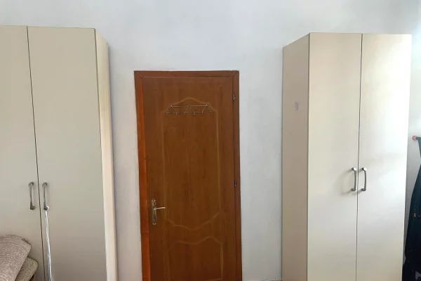 Shtepi me qera Apartament ne Tirane, 1+1, Mobilimi E mobiluar, Pagesa 30,000  Leke.