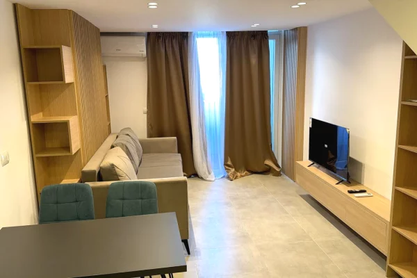 Shtepi me qera Duplex(shtepi me 2 kate) ne Tirane, 1+1, Mobilimi E mobiluar, Pagesa 550  Euro.