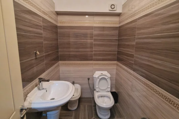 Shtepi me qera Apartament ne Tirane, 2+1, Mobilimi E mobiluar, Pagesa 50,000  Leke.