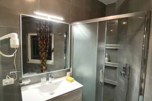 Shtepi me qera Apartament ne Tirane, 2+1, Mobilimi E mobiluar, Pagesa 70,000  Leke.