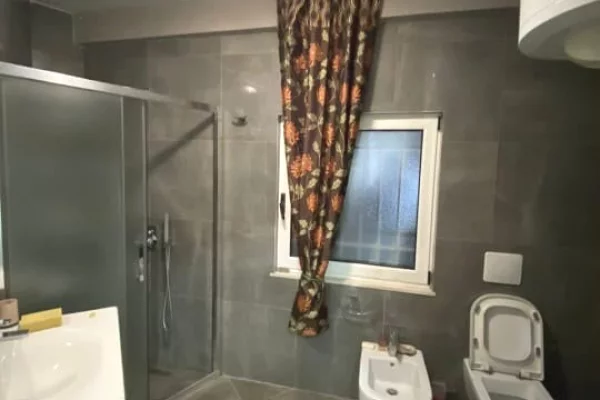 Shtepi me qera Apartament ne Tirane, 2+1, Mobilimi E mobiluar, Pagesa 70,000  Leke.