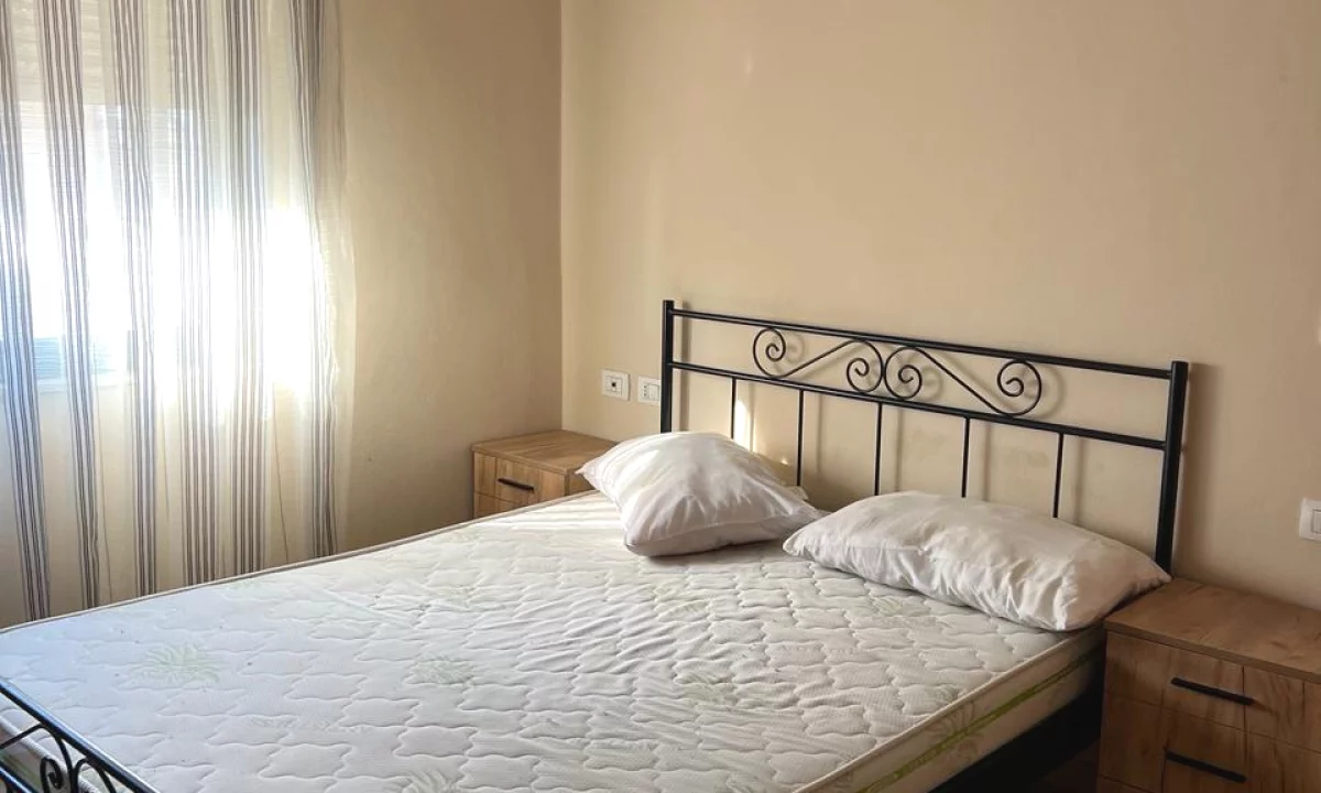 Shtepi me qera Apartament ne Tirane, 1+1, Mobilimi E mobiluar, Pagesa 500  Euro.