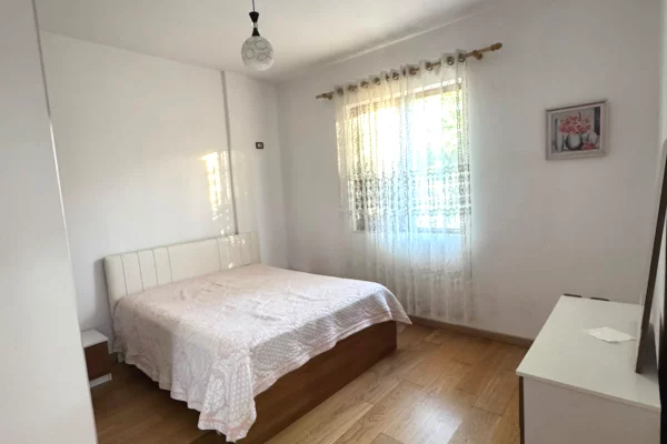 Shtepi me qera Apartament ne Tirane, 1+1, Mobilimi E mobiluar, Pagesa 30,000  Leke.