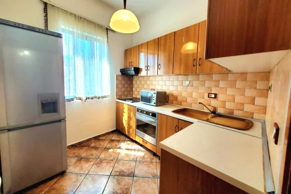 Shtepi me qera Apartament ne Tirane, 2+1, Mobilimi E mobiluar, Pagesa 55,000  Leke.