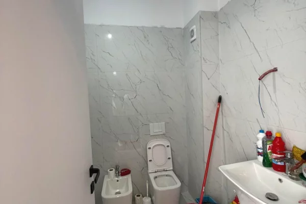 Shtepi me qera Apartament ne Tirane, 2+1, Mobilimi E mobiluar, Pagesa 35,000  Leke.