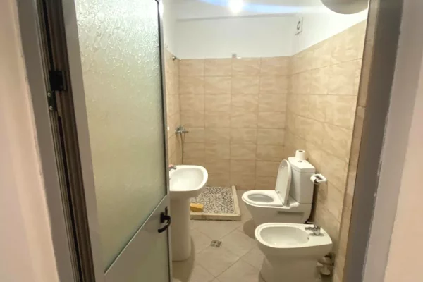 Shtepi ne shitje Apartament ne Tirane, 2+1, Mobilimi E mobiluar, Pagesa 115,000  Euro.