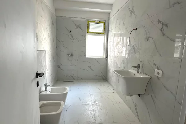Shtepi ne shitje Apartament ne Tirane, 2+1, Mobilimi Bosh, pa mobiluar, Pagesa 113,000  Euro.
