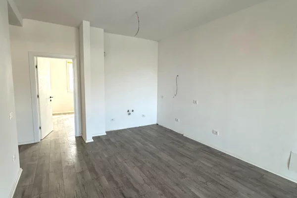 Shtepi ne shitje Apartament ne Tirane, 2+1, Mobilimi Bosh, pa mobiluar, Pagesa 113,000  Euro.