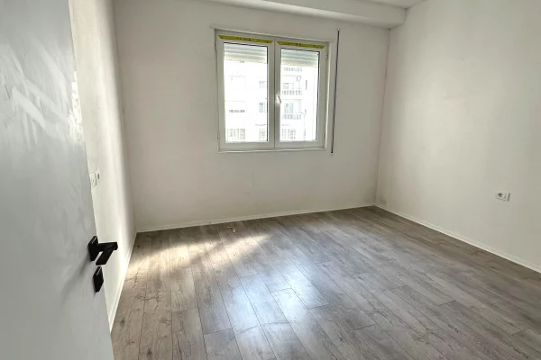 Shtepi ne shitje Apartament ne Tirane, 2+1, Mobilimi Bosh, pa mobiluar, Pagesa 113,000  Euro.