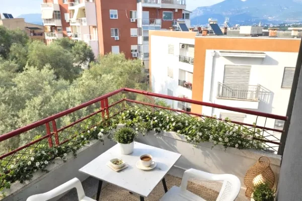 Shtepi me qera Apartament ne Tirane, 3+1, Mobilimi E mobiluar, Pagesa 900  Euro.