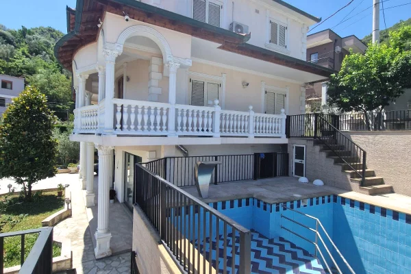 Shtepi me qera Vila Luksoze ne Tirane, 5+1, Mobilimi E mobiluar, Pagesa 5,000  Euro.
