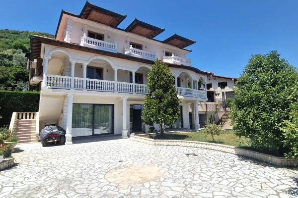 Shtepi me qera Vila Luksoze ne Tirane, 5+1, Mobilimi E mobiluar, Pagesa 5,000  Euro.