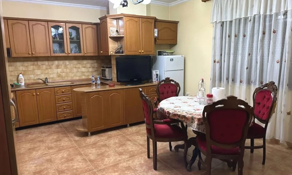 Shtepi ne shitje Apartament ne Tirane, 3+1, Mobilimi E mobiluar, Pagesa 350,000  Euro.
