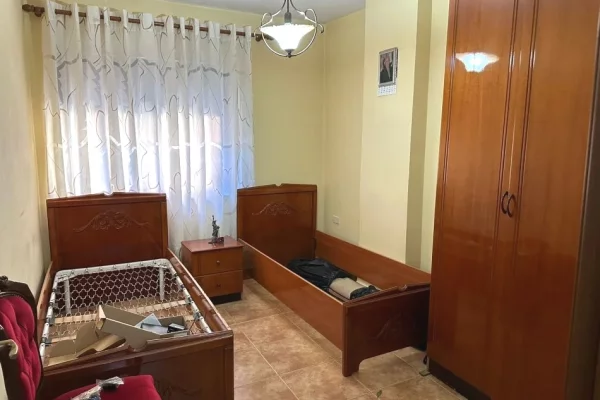 Shtepi ne shitje Apartament ne Tirane, 3+1, Mobilimi E mobiluar, Pagesa 350,000  Euro.