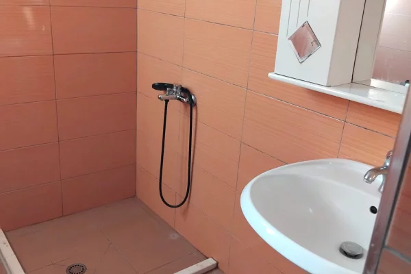 Shtepi me qera Apartament ne Tirane, 2+1, Mobilimi E mobiluar, Pagesa 30,000  Leke.
