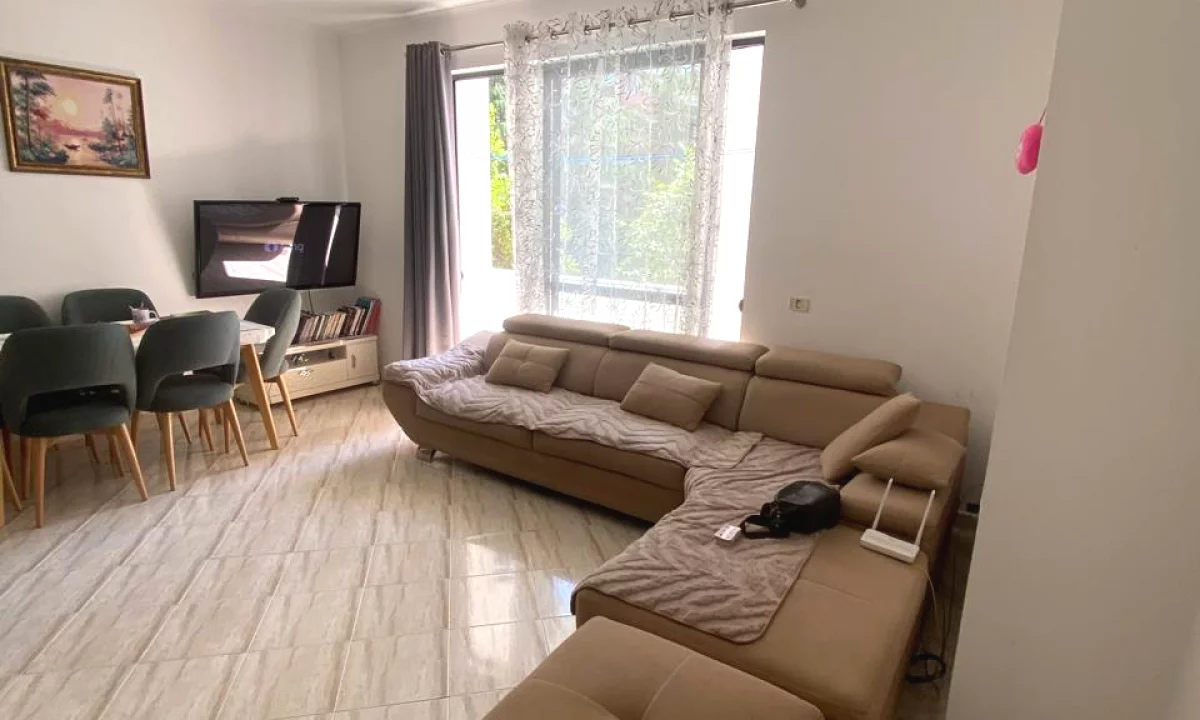 Shtepi ne shitje Apartament ne Tirane, 2+1, Mobilimi E mobiluar, Pagesa 153,000  Euro.