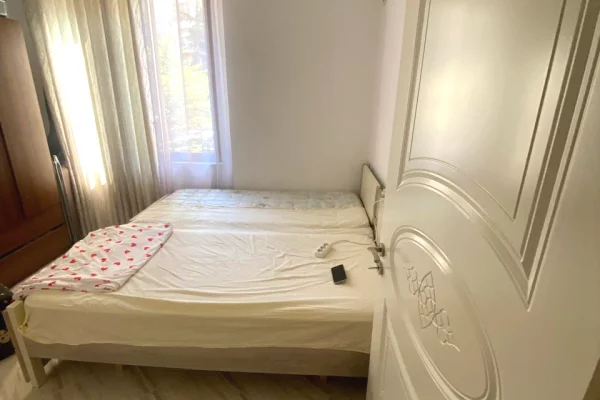 Shtepi ne shitje Apartament ne Tirane, 2+1, Mobilimi E mobiluar, Pagesa 153,000  Euro.