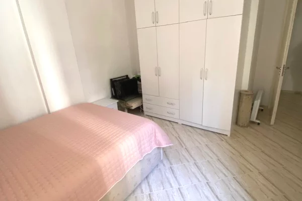 Shtepi ne shitje Apartament ne Tirane, 2+1, Mobilimi E mobiluar, Pagesa 153,000  Euro.