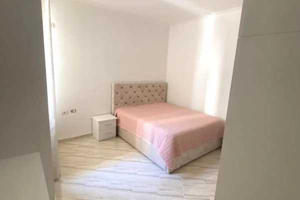 Shtepi ne shitje Apartament ne Tirane, 2+1, Mobilimi E mobiluar, Pagesa 153,000  Euro.