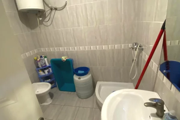 Shtepi ne shitje Apartament ne Tirane, 2+1, Mobilimi E mobiluar, Pagesa 153,000  Euro.