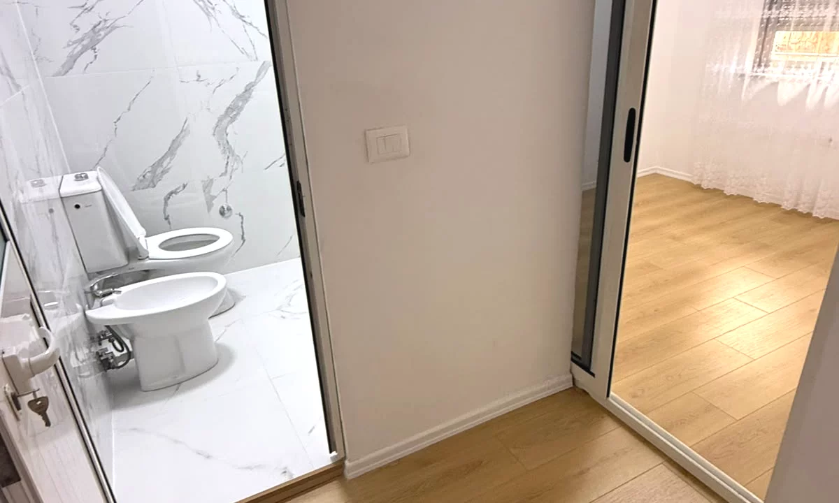 Shtepi ne shitje Apartament ne Tirane, 2+1, Mobilimi Bosh, pa mobiluar, Pagesa 130,000  Euro.