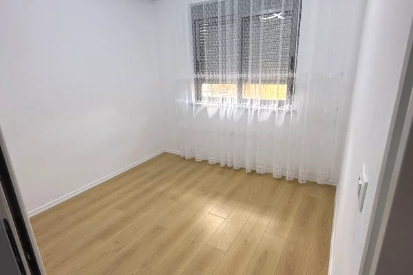 Shtepi ne shitje Apartament ne Tirane, 2+1, Mobilimi Bosh, pa mobiluar, Pagesa 130,000  Euro.