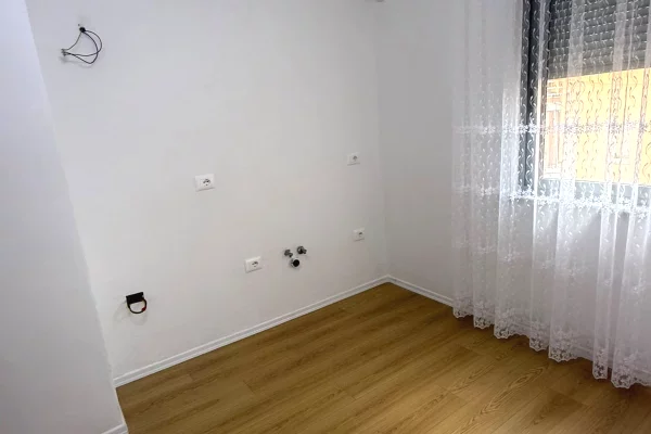 Shtepi ne shitje Apartament ne Tirane, 2+1, Mobilimi Bosh, pa mobiluar, Pagesa 130,000  Euro.