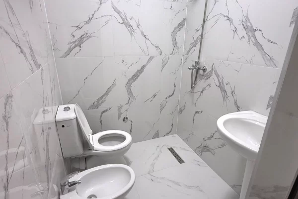 Shtepi ne shitje Apartament ne Tirane, 2+1, Mobilimi Bosh, pa mobiluar, Pagesa 130,000  Euro.