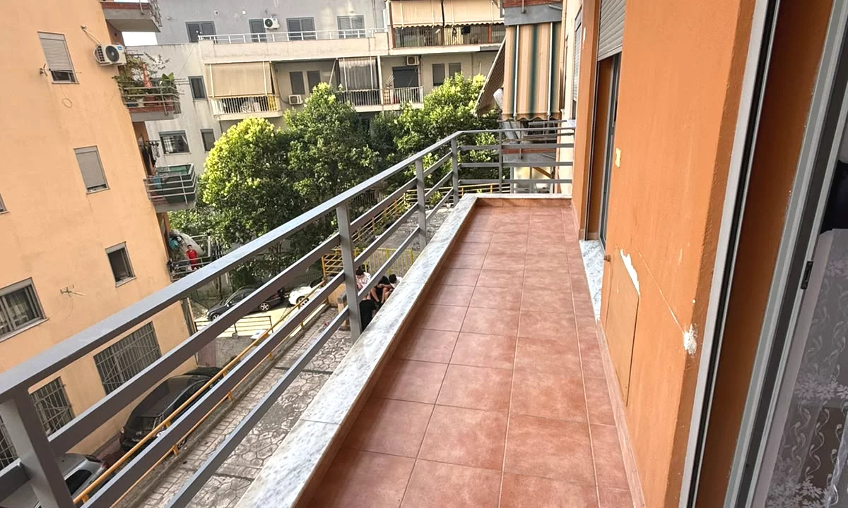 Shtepi ne shitje Apartament ne Tirane, 1+1, Mobilimi Bosh, pa mobiluar, Pagesa 70,000  Euro.