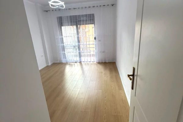 Shtepi ne shitje Apartament ne Tirane, 1+1, Mobilimi Bosh, pa mobiluar, Pagesa 70,000  Euro.