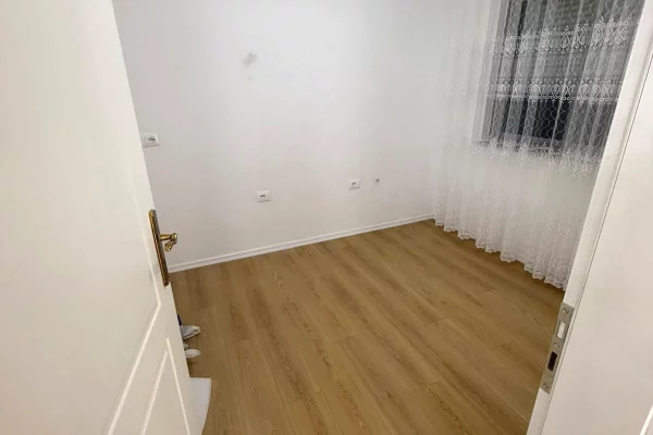 Shtepi ne shitje Apartament ne Tirane, 1+1, Mobilimi Bosh, pa mobiluar, Pagesa 70,000  Euro.