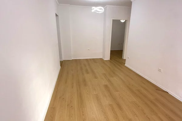 Shtepi ne shitje Apartament ne Tirane, 1+1, Mobilimi Bosh, pa mobiluar, Pagesa 70,000  Euro.