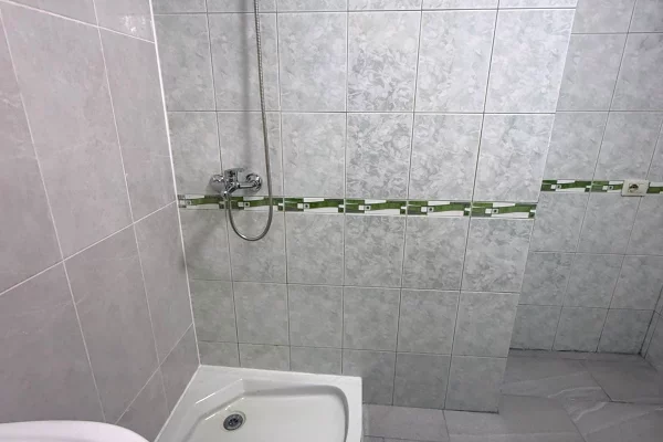 Shtepi ne shitje Apartament ne Tirane, 1+1, Mobilimi Bosh, pa mobiluar, Pagesa 70,000  Euro.