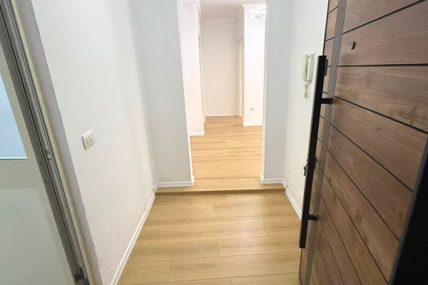 Shtepi ne shitje Apartament ne Tirane, 1+1, Mobilimi Bosh, pa mobiluar, Pagesa 70,000  Euro.