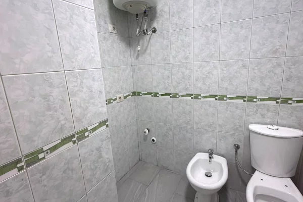 Shtepi ne shitje Apartament ne Tirane, 1+1, Mobilimi Bosh, pa mobiluar, Pagesa 70,000  Euro.
