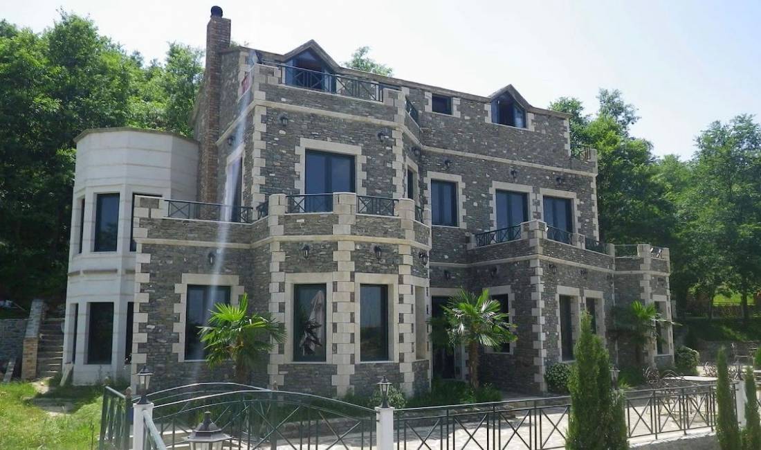 JEPET ME QERA BAR RESTORANT NE ZONEN E PETRELES . 