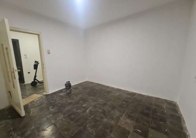 Shtepi ne shitje Apartament ne Tirane, 1+1, Mobilimi Bosh, pa mobiluar, Pagesa 40,000  Euro.