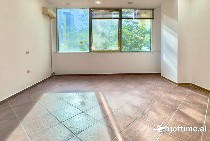 Ambiente Commerciale in Affitto 1+1 a Tirana - 450 Euro