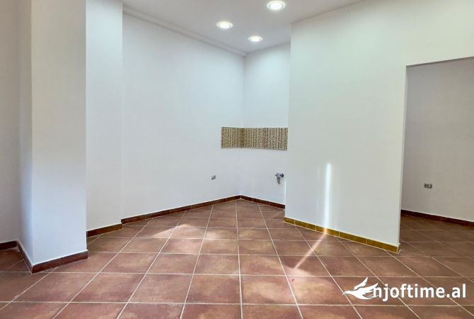 Ambiente Commerciale in Affitto 1+1 a Tirana - 450 Euro