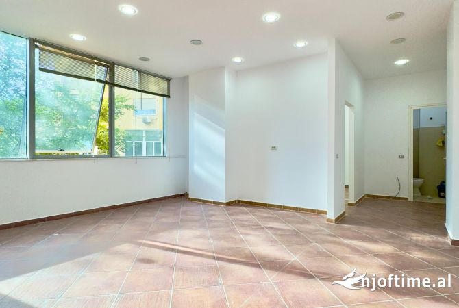 Ambiente Commerciale in Affitto 1+1 a Tirana - 450 Euro
