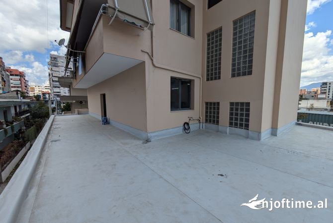 Ambiente Commerciale in Affitto 1+1 a Tirana - 1,500 Euro