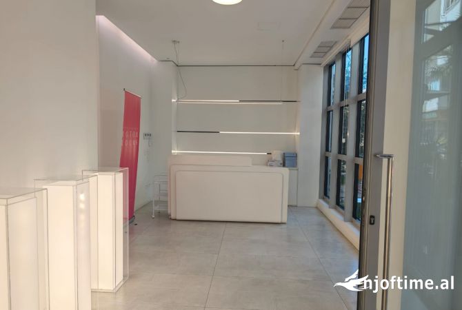 Ambiente Commerciale in Affitto 3+1 a Tirana - 3,580 Euro