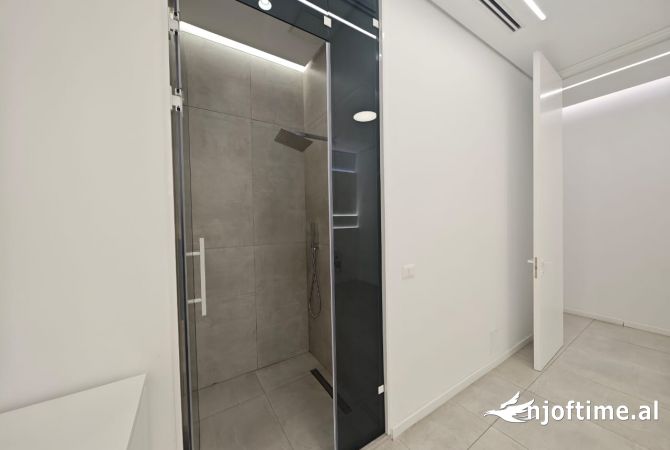 Ambiente Commerciale in Affitto 3+1 a Tirana - 3,580 Euro