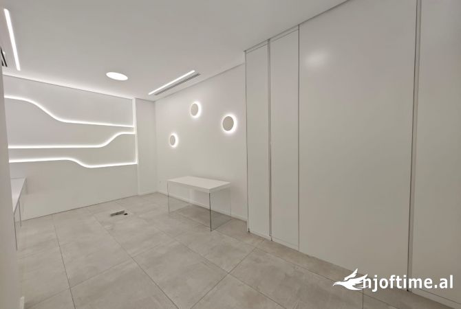 Ambiente Commerciale in Affitto 3+1 a Tirana - 3,580 Euro