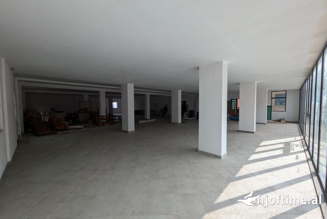 Ambiente Commerciale in Affitto 3+1 a Tirana - 2,000 Euro