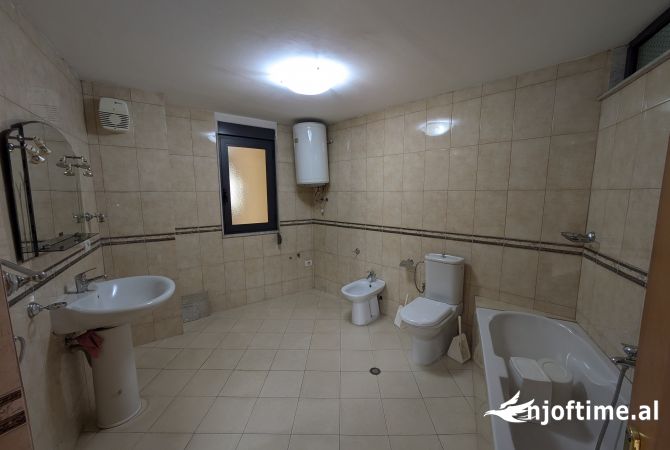 Tirane, Njesi biznesi me qira 70 m nga Sheshi Skenderbej