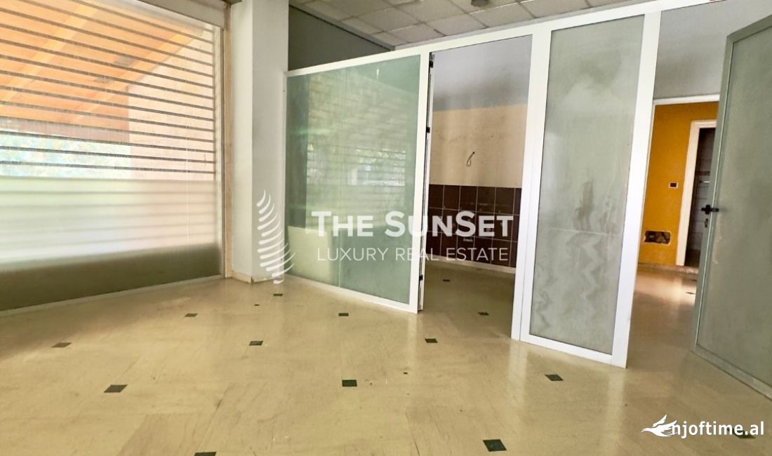 Ambient per Qira, Qender, 2.700 Euro, 215 m2