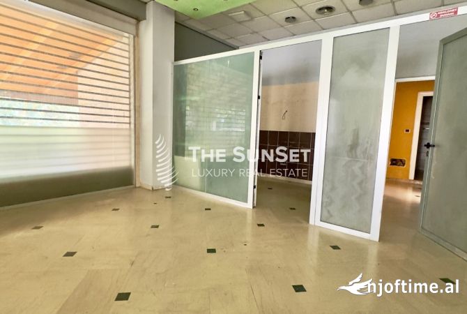 Ambient për Qira, Qender, 2.700 €, 215 m²