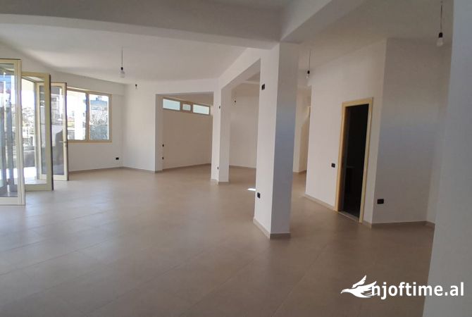 Ambiente Commerciale in Affitto 3+1 a Tirana - 500 Euro