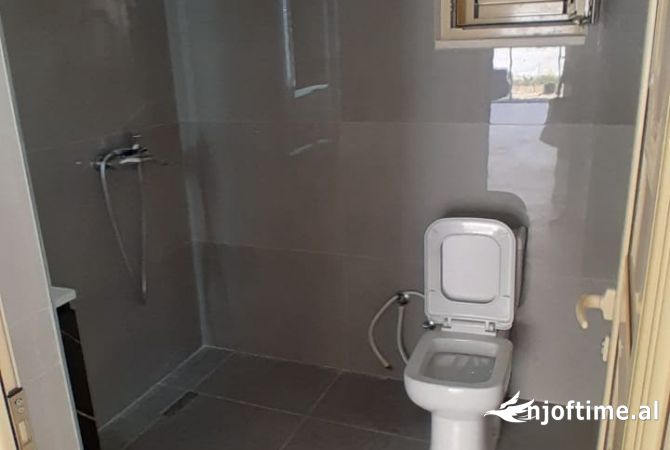 Ambiente Commerciale in Affitto 3+1 a Tirana - 500 Euro